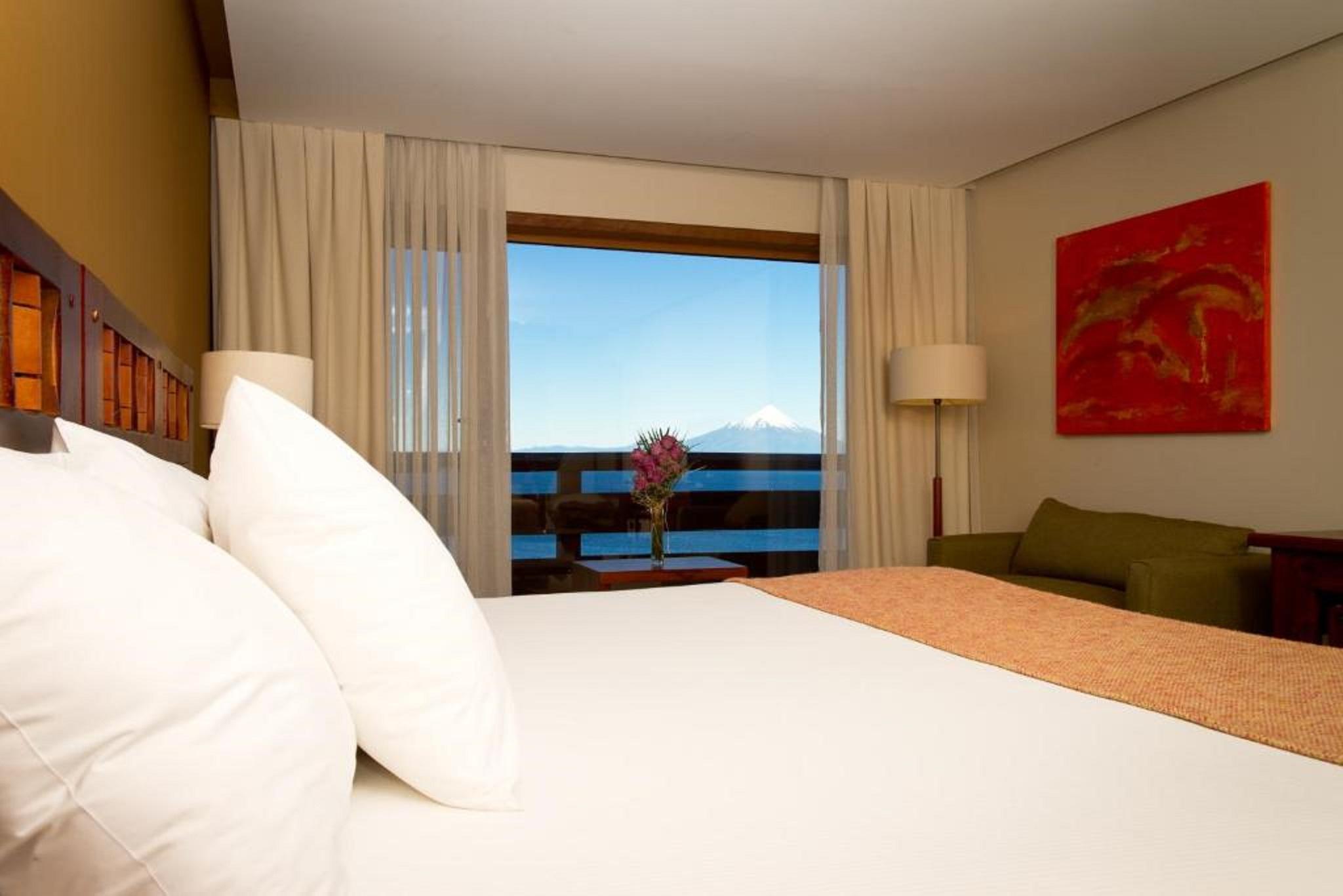 Wyndham Puerto Varas Pettra Exterior photo A room at the hotel