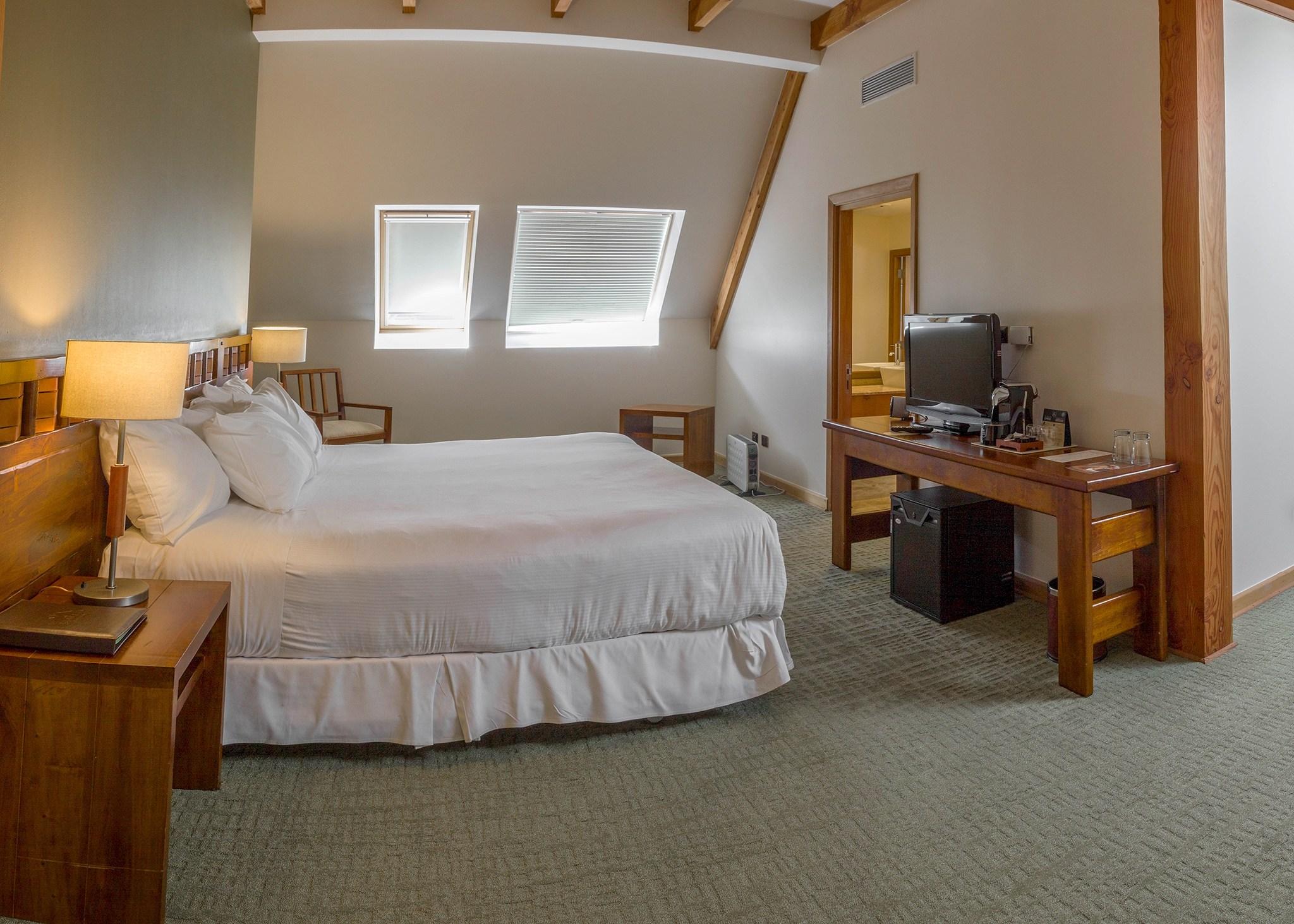 Wyndham Puerto Varas Pettra Exterior photo A room at the Inn at the Opera