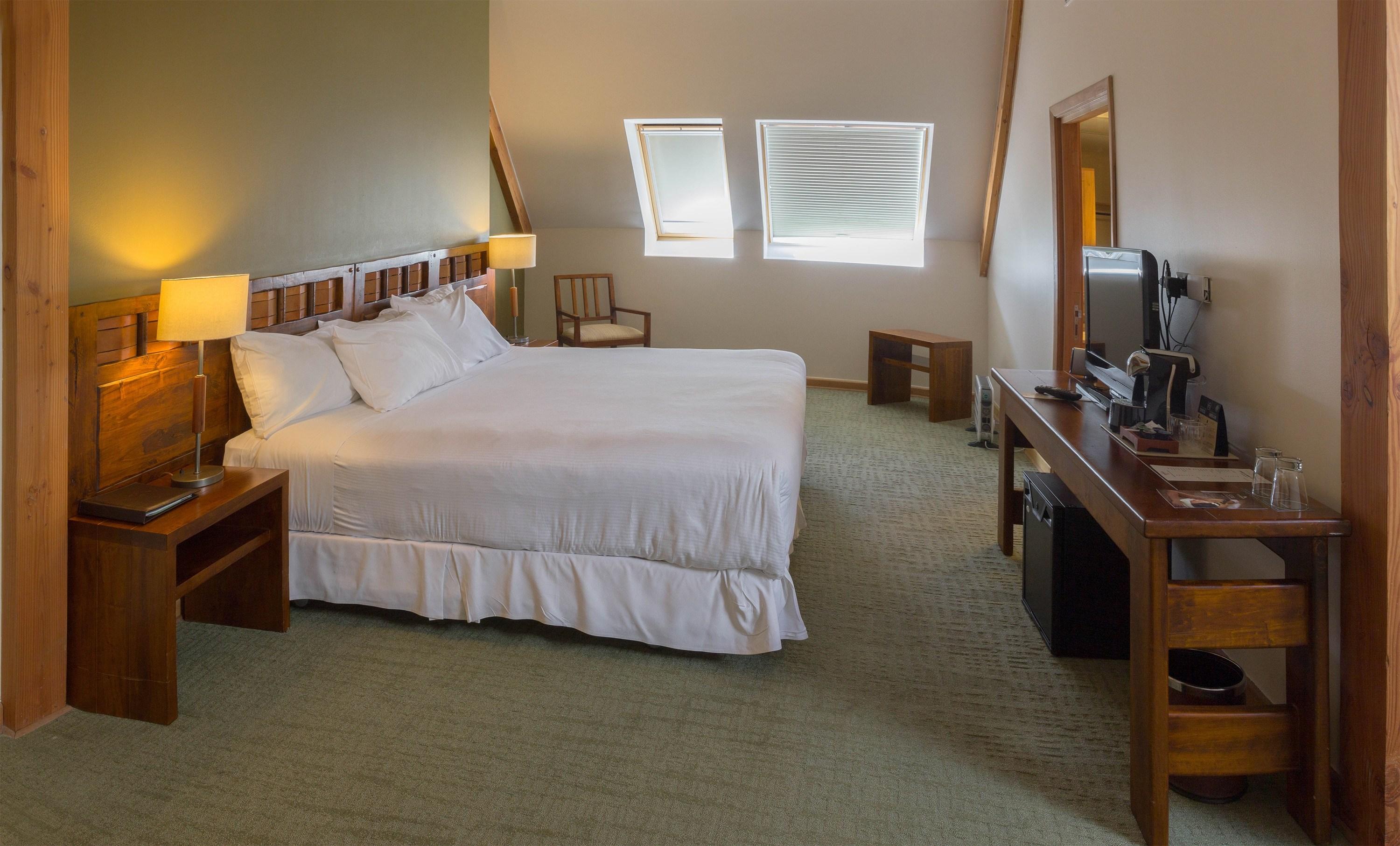 Wyndham Puerto Varas Pettra Exterior photo A room at the Inn at the Opera