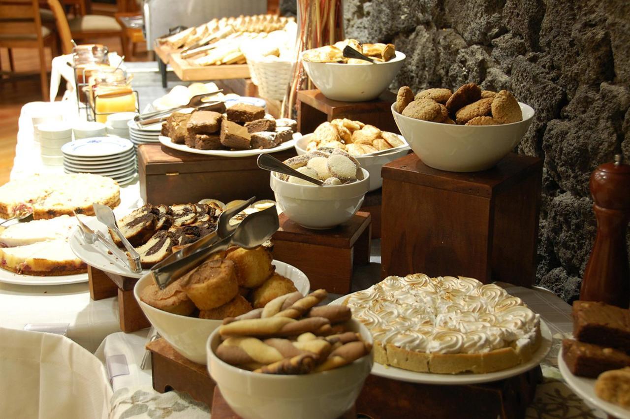 Wyndham Puerto Varas Pettra Exterior photo A selection of desserts