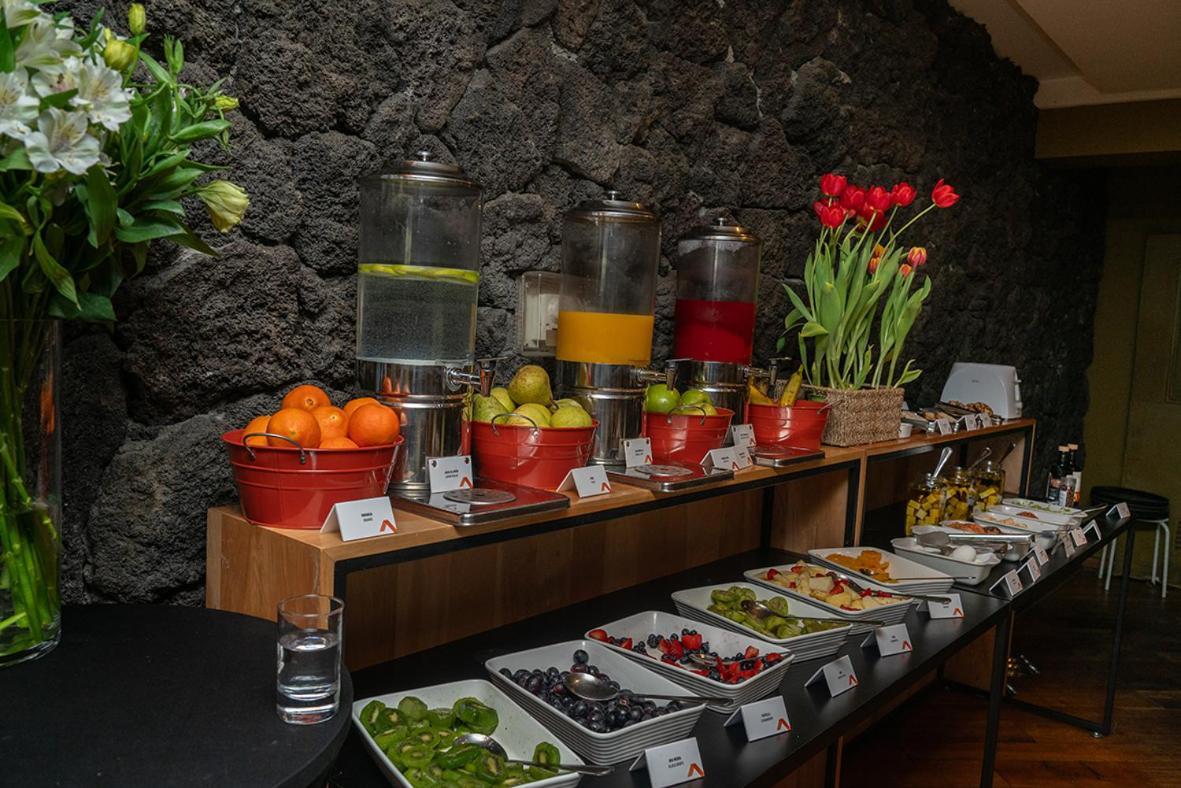 Wyndham Puerto Varas Pettra Exterior photo A buffet at a hotel