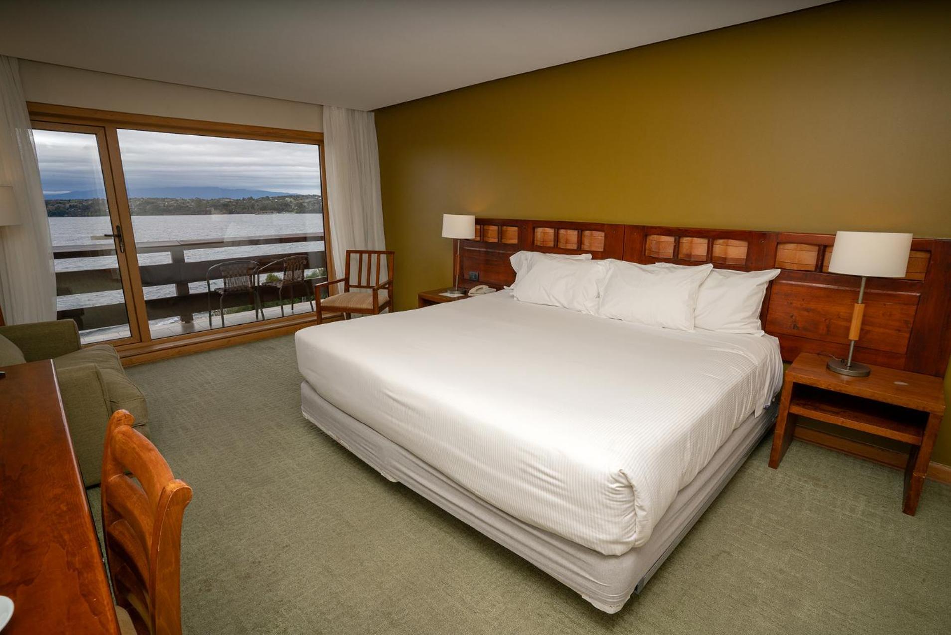 Wyndham Puerto Varas Pettra Exterior photo A bedroom at the lodge