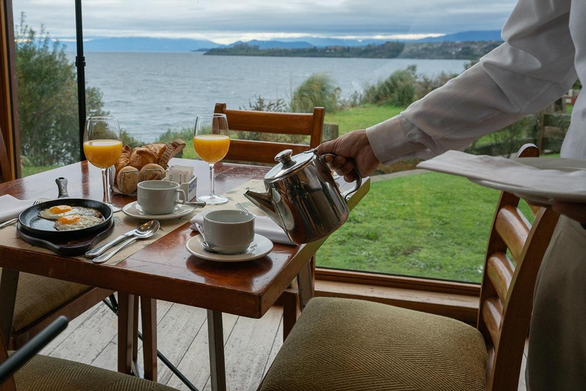 Wyndham Puerto Varas Pettra Exterior photo A waiter serving tea at a hotel