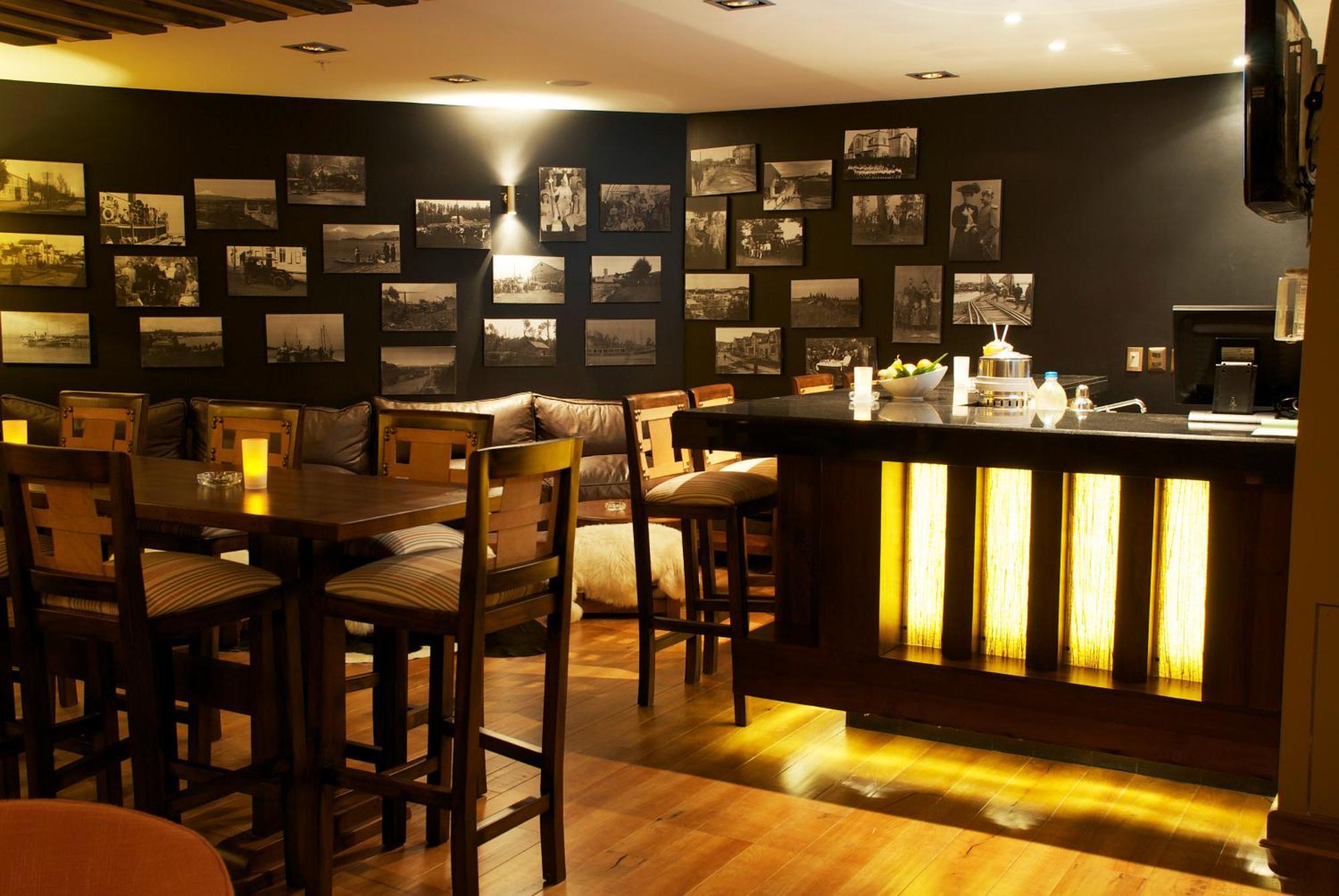 Wyndham Puerto Varas Pettra Exterior photo The bar at the hotel