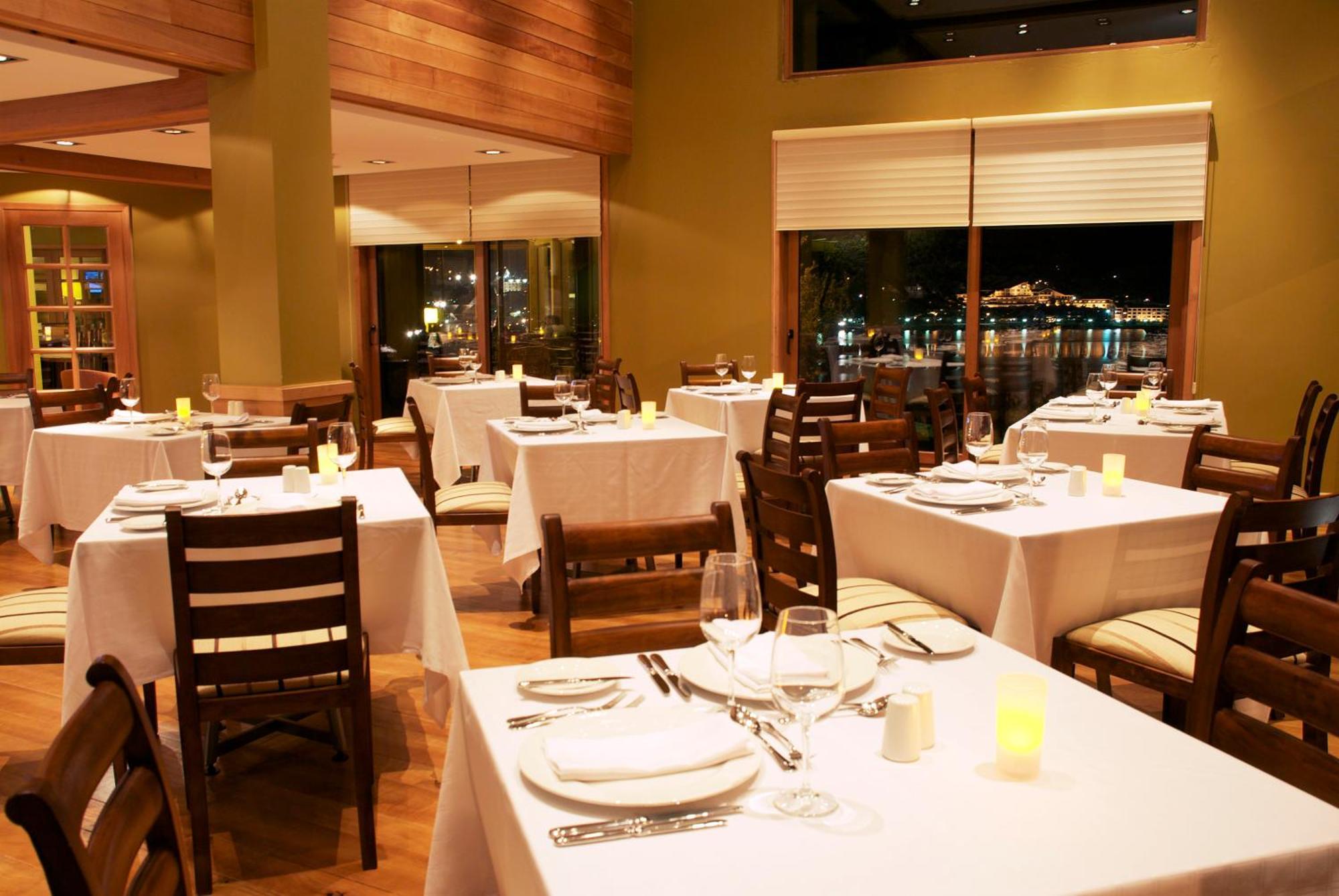 Wyndham Puerto Varas Pettra Exterior photo Interior of the restaurant