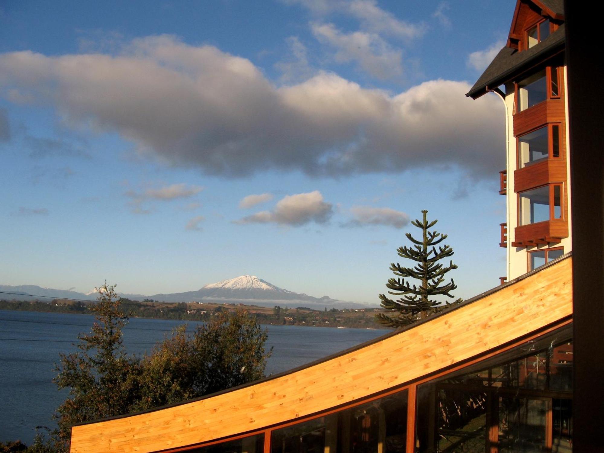 Wyndham Puerto Varas Pettra Exterior photo View of Mount Rainier from the home of a resident of the community