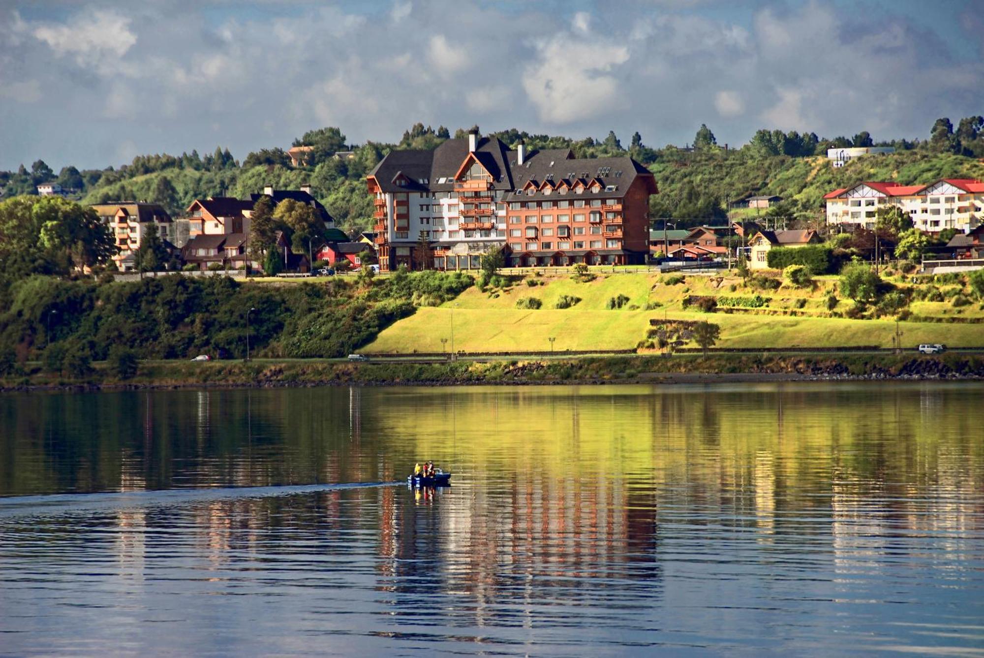 Wyndham Puerto Varas Pettra Exterior photo View of the village