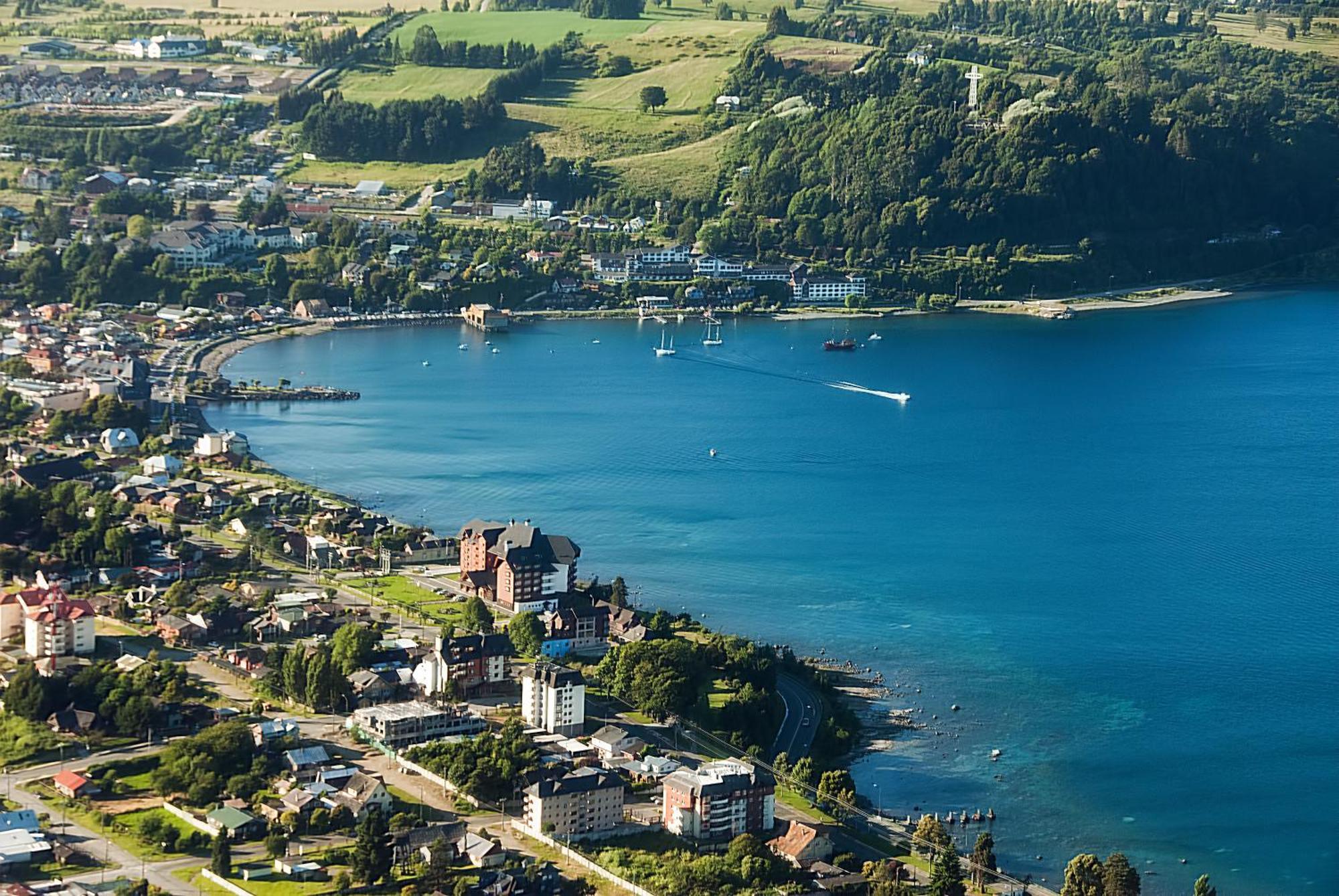 Wyndham Puerto Varas Pettra Exterior photo Aerial view of the town