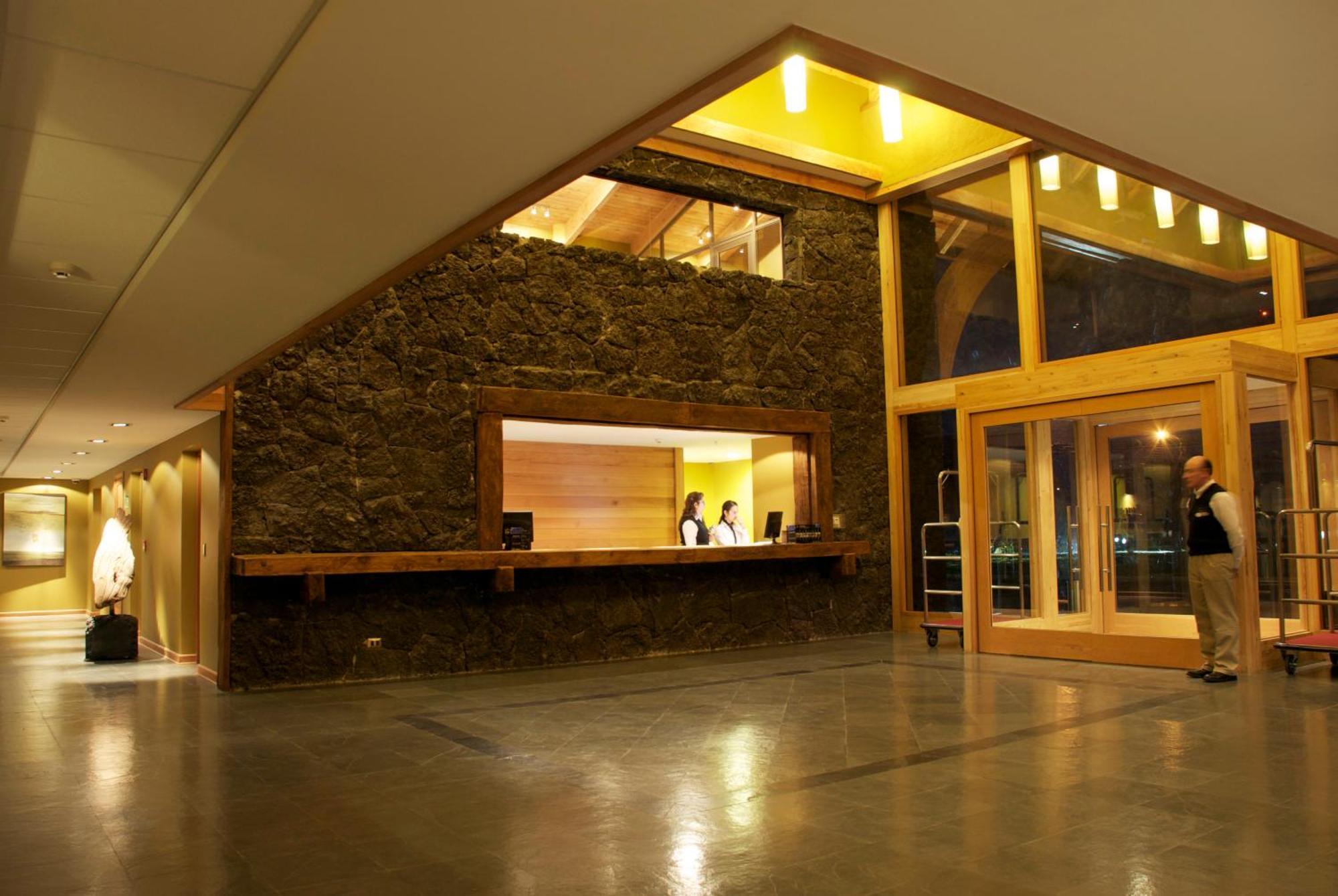 Wyndham Puerto Varas Pettra Exterior photo The lobby of the hotel