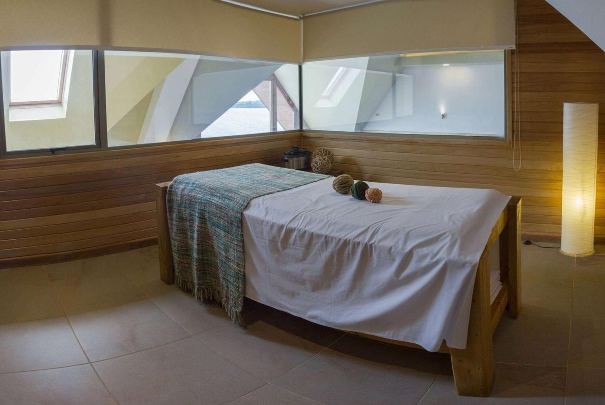 Wyndham Puerto Varas Pettra Exterior photo A massage bed