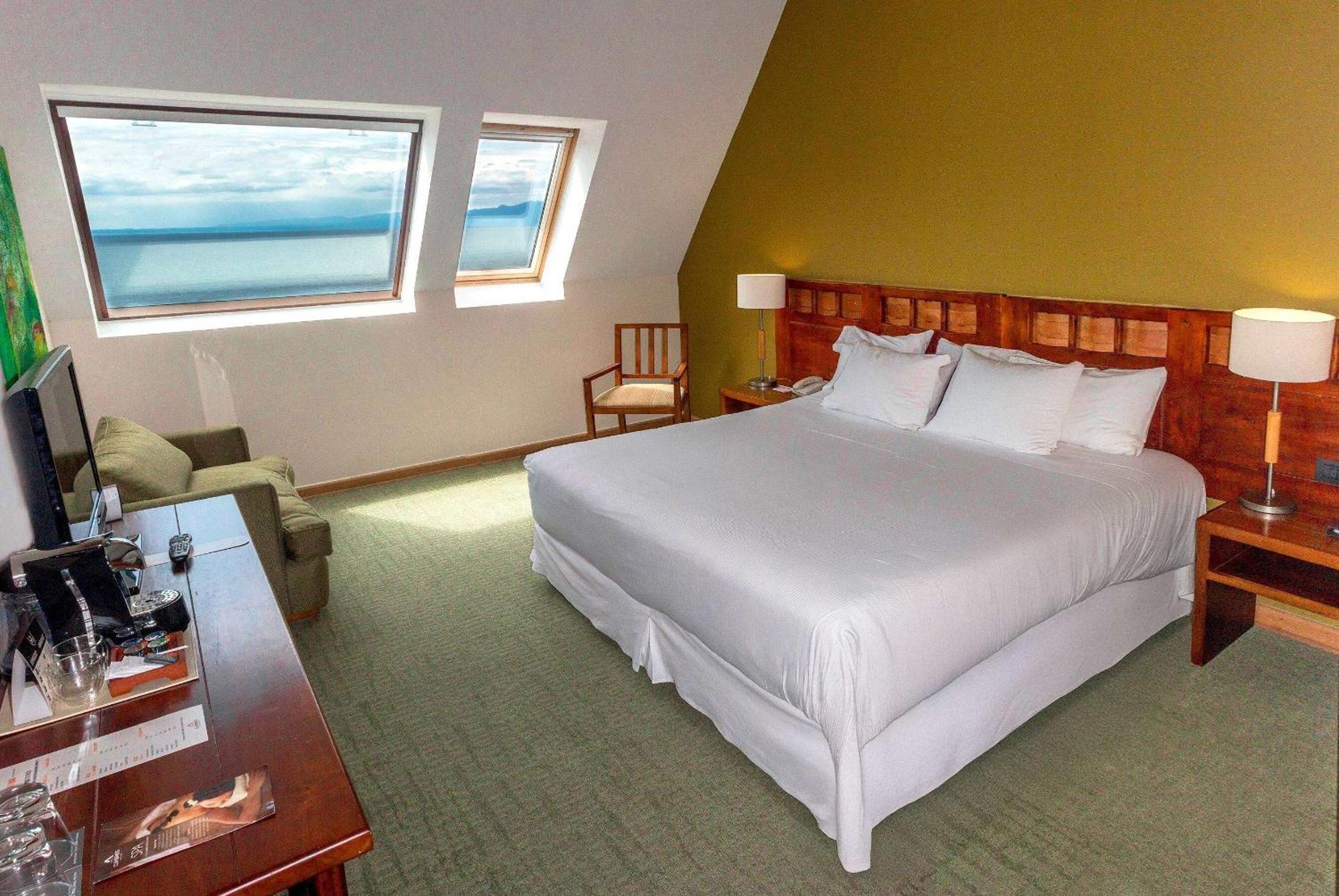 Wyndham Puerto Varas Pettra Exterior photo A room at the Hotel El Emporio