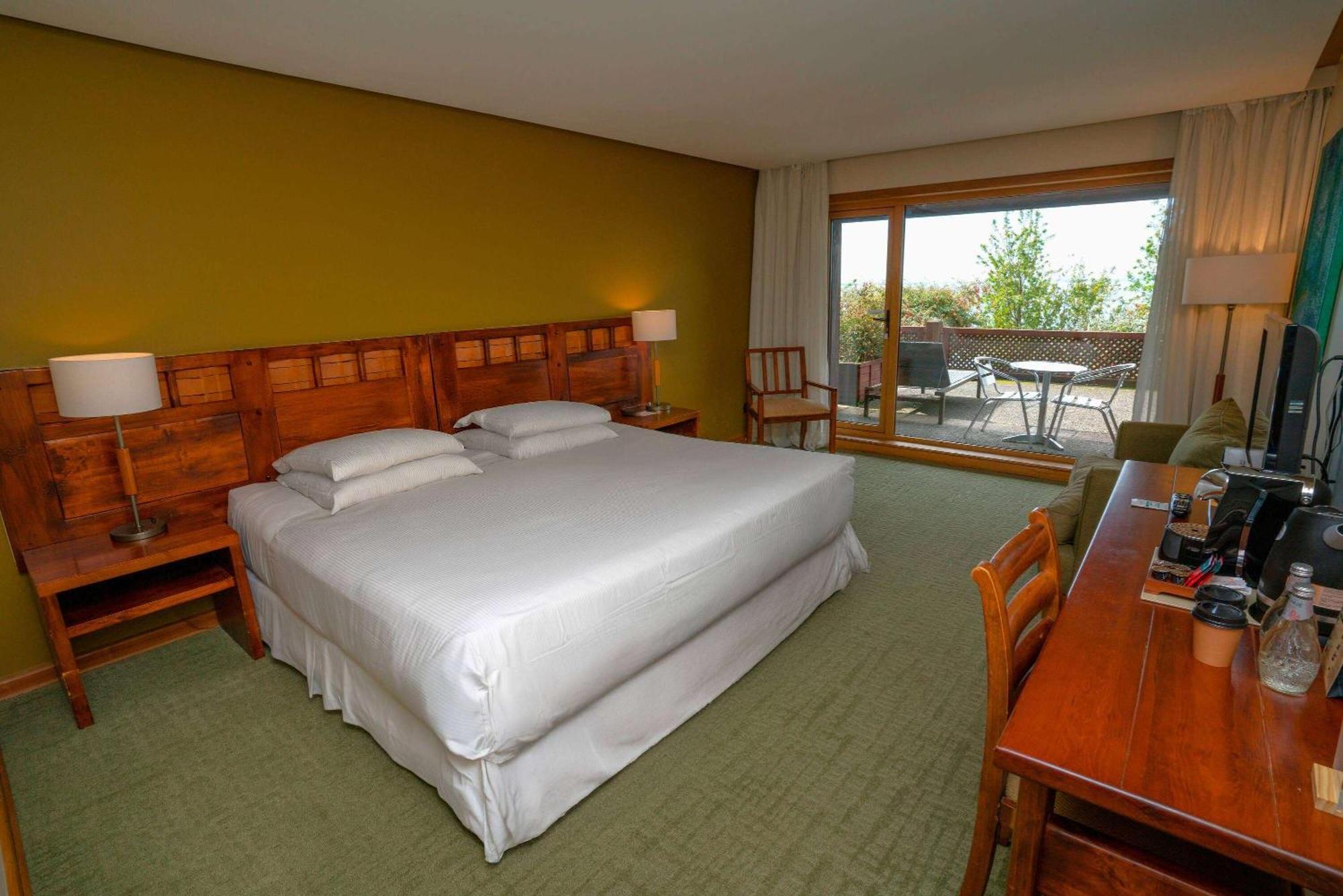 Wyndham Puerto Varas Pettra Exterior photo A room at the hotel