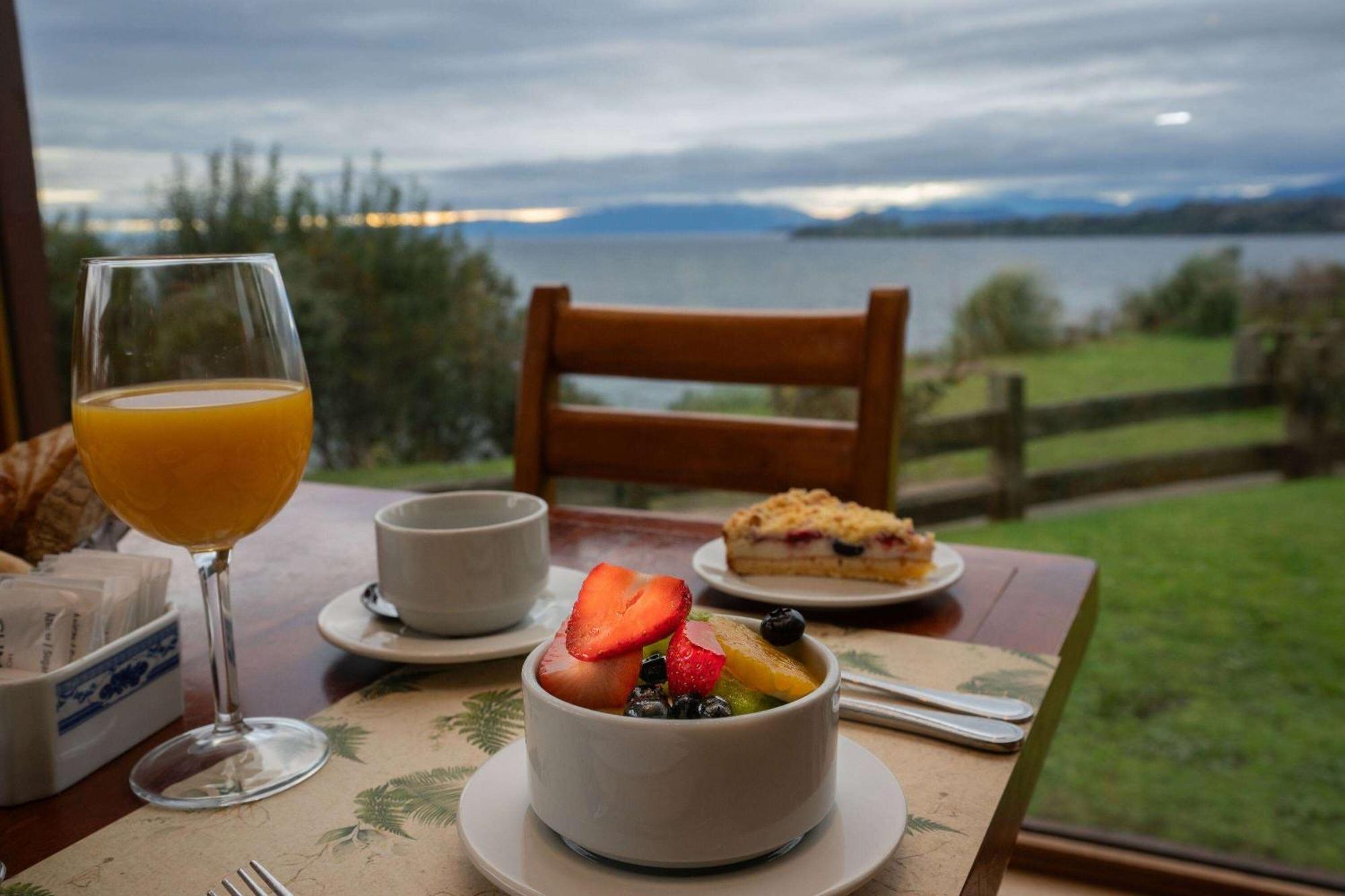 Wyndham Puerto Varas Pettra Exterior photo Breakfast at the Lake House