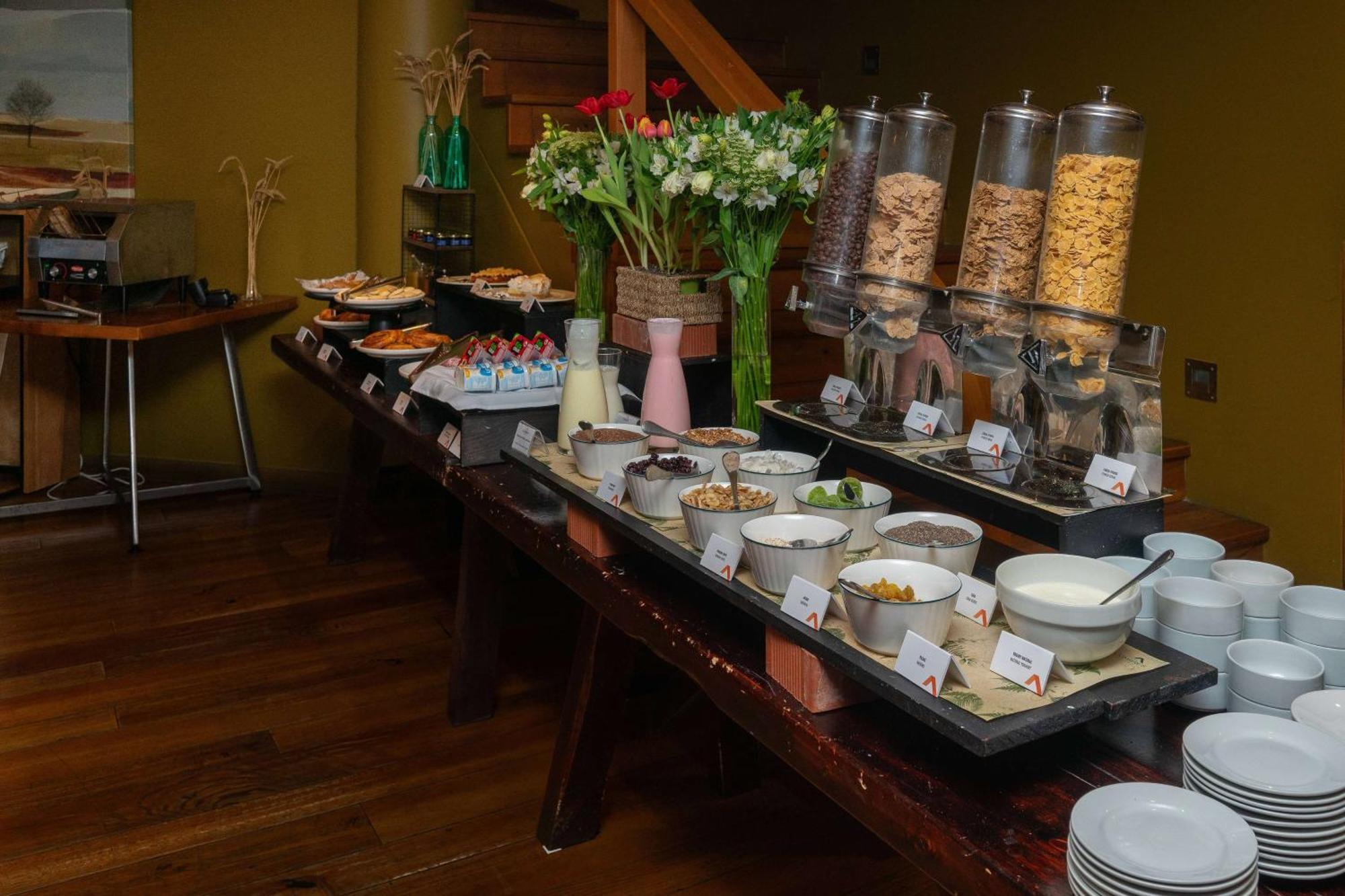 Wyndham Puerto Varas Pettra Exterior photo A breakfast buffet