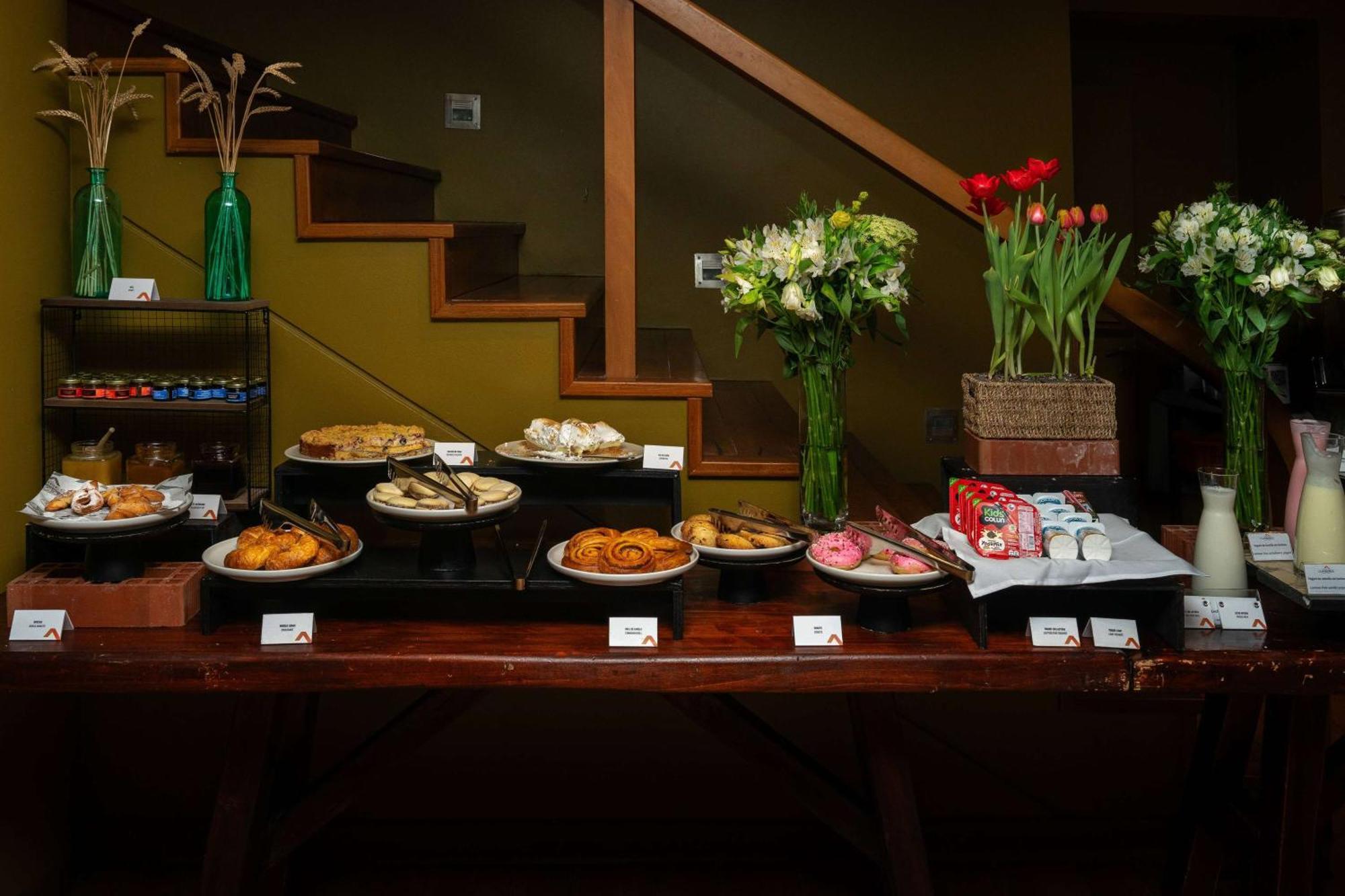 Wyndham Puerto Varas Pettra Exterior photo A dessert table at a wedding reception