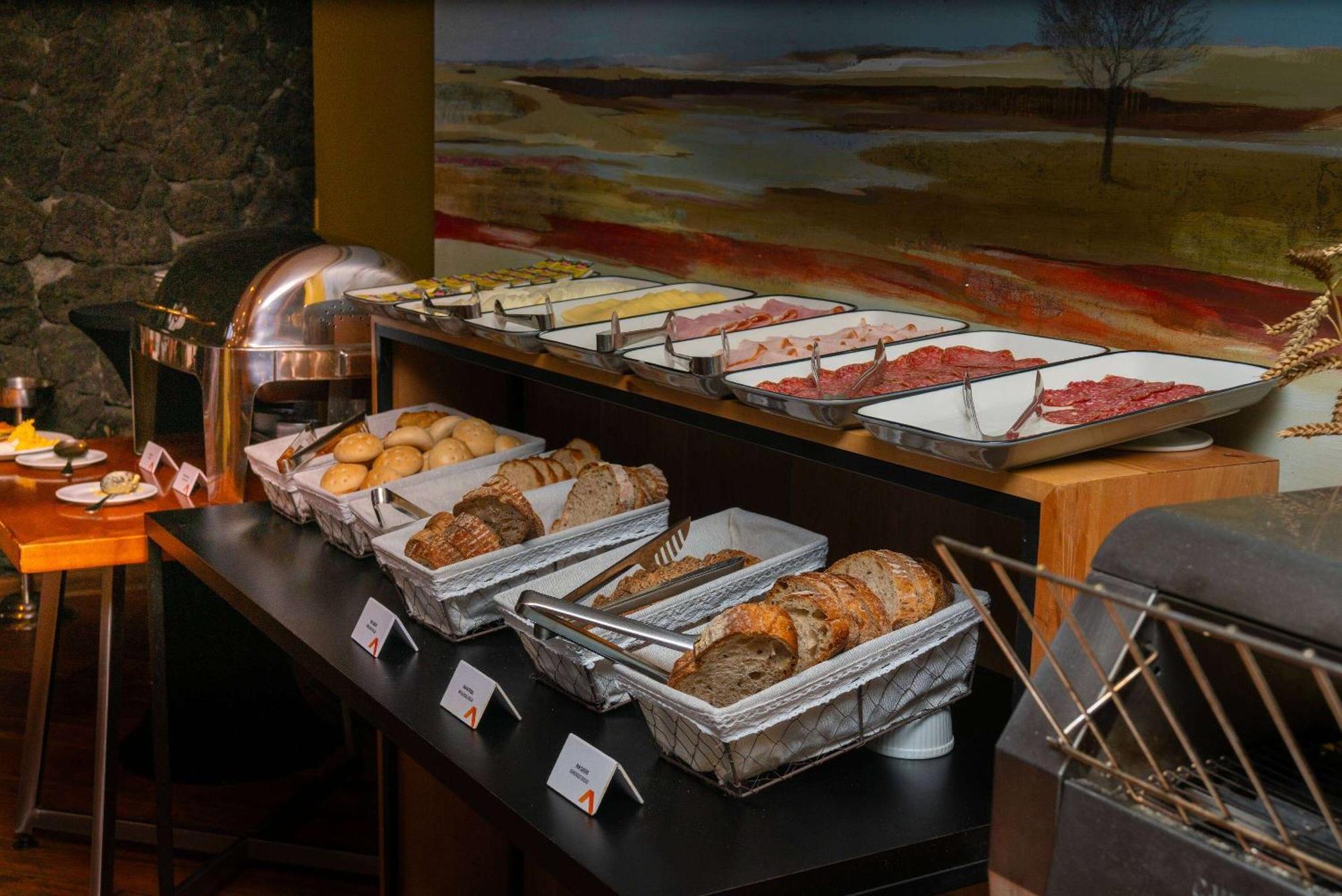 Wyndham Puerto Varas Pettra Exterior photo A buffet at a hotel