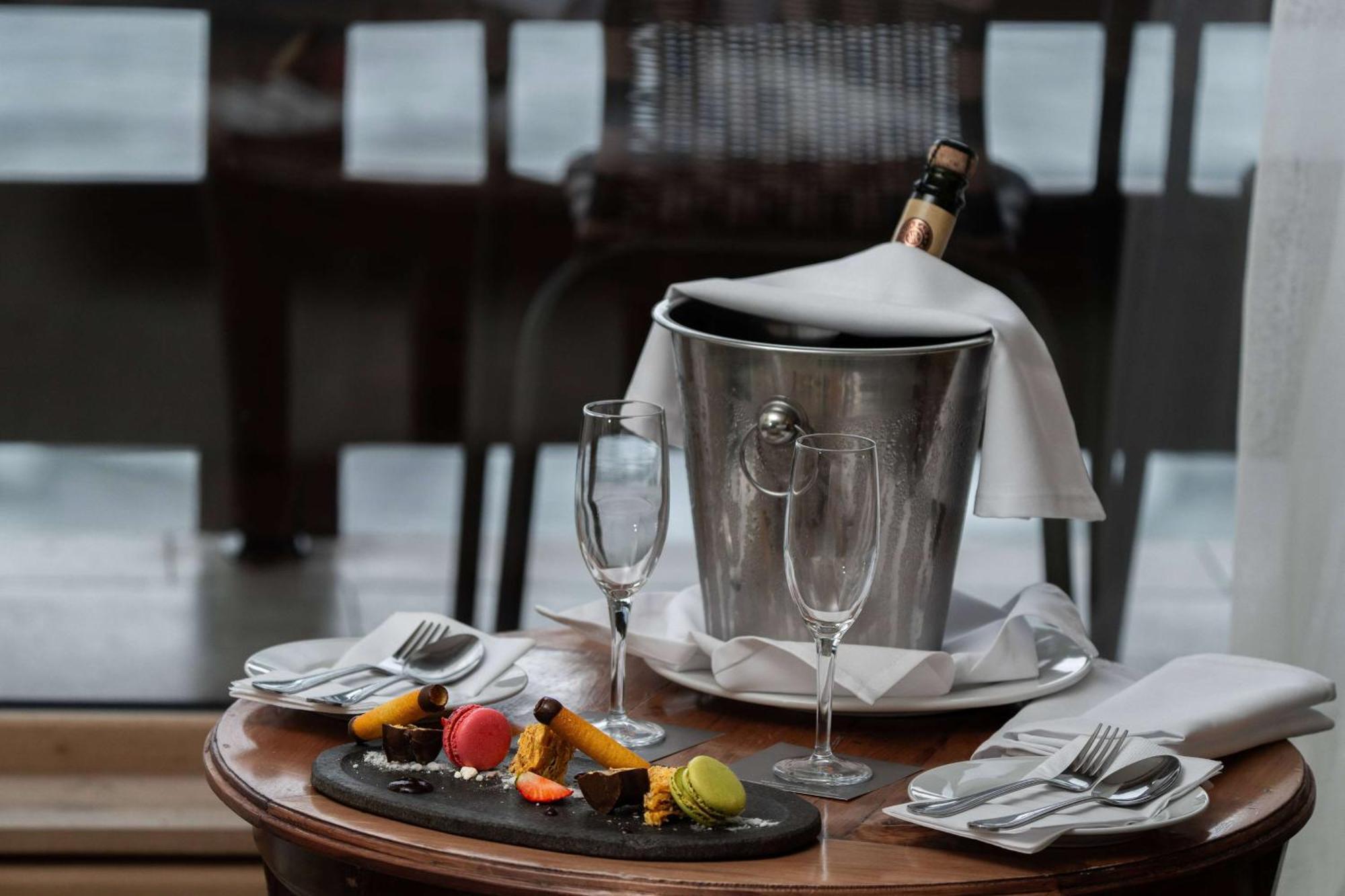 Wyndham Puerto Varas Pettra Exterior photo Champagne bucket