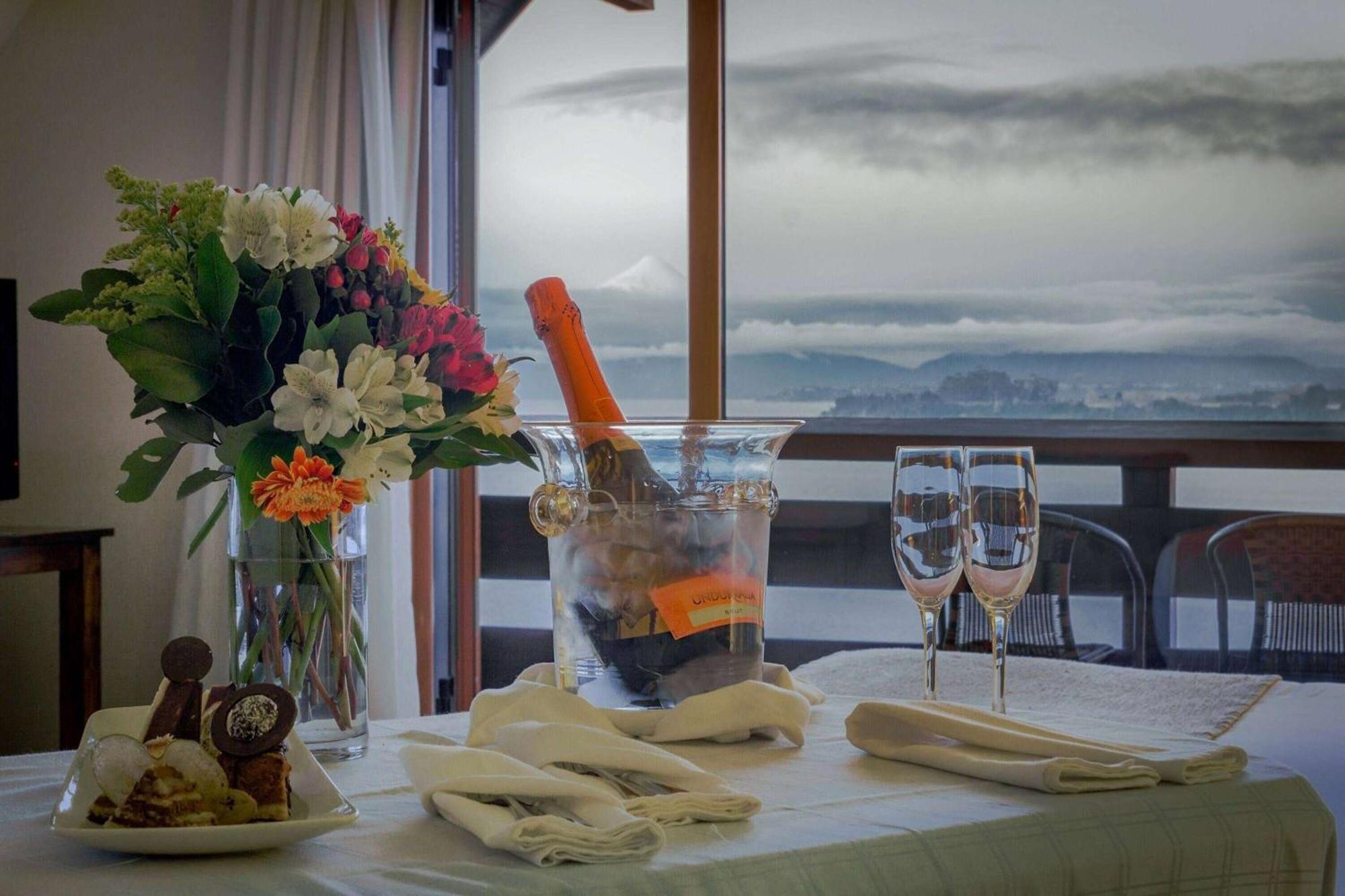 Wyndham Puerto Varas Pettra Exterior photo A bottle of champagne in a cooler