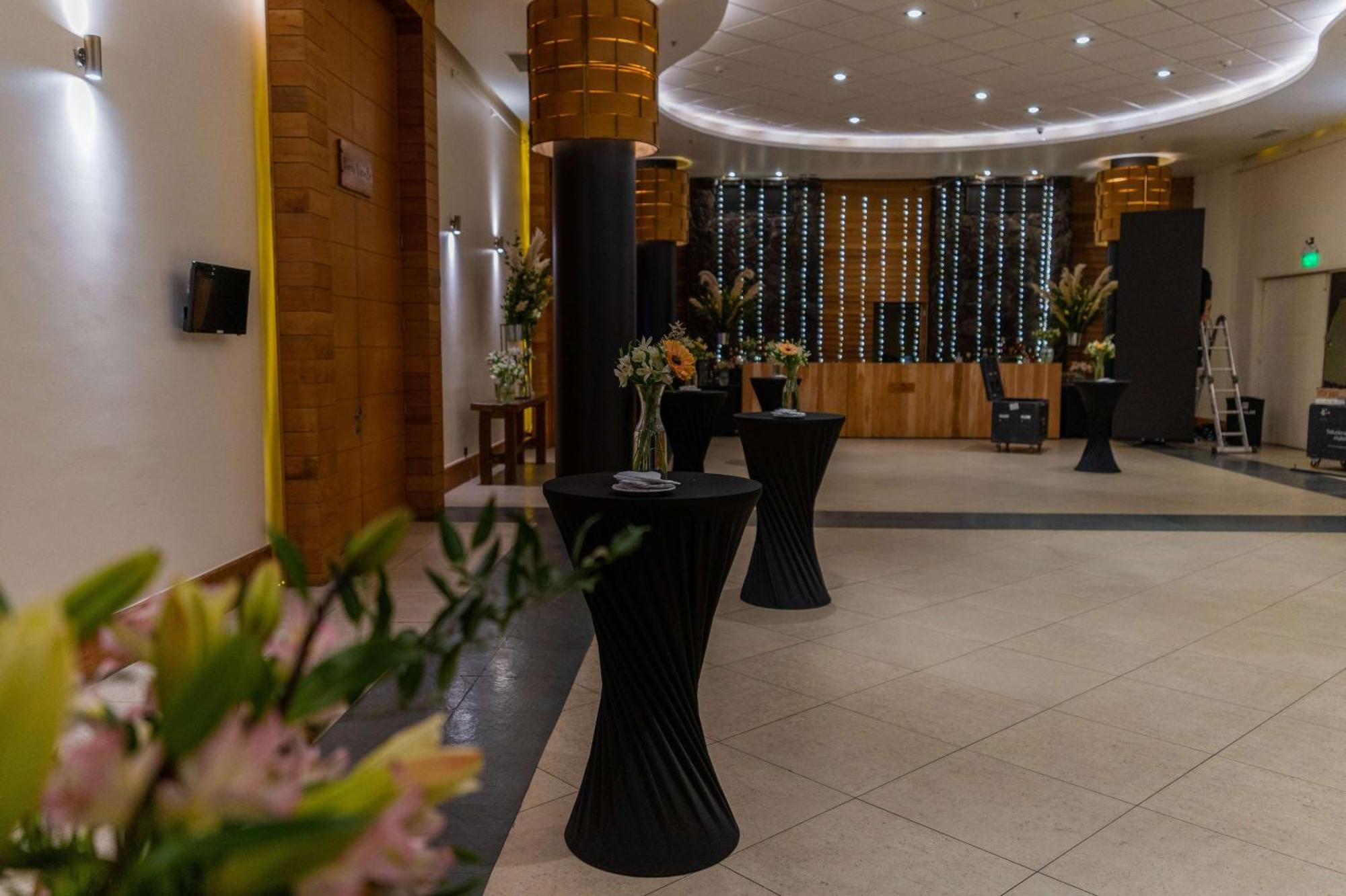 Wyndham Puerto Varas Pettra Exterior photo The foyer of the main auditorium